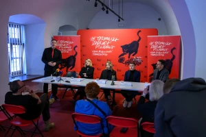 Konferencja prasowa 38. TNF – Dyrektor TCK Tomasz Kapturkiewicz otwiera konferencję prasową. Za stołem na zabranie głosu czekają Dominika Dąbek, Magdalena Piątek, Kuba Armata i Sebastian Szafarz. –
